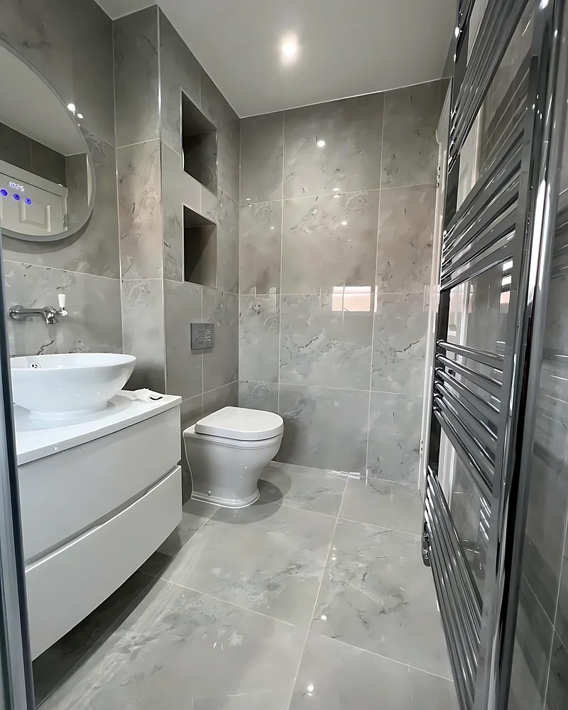 Countertop basin and round mirror