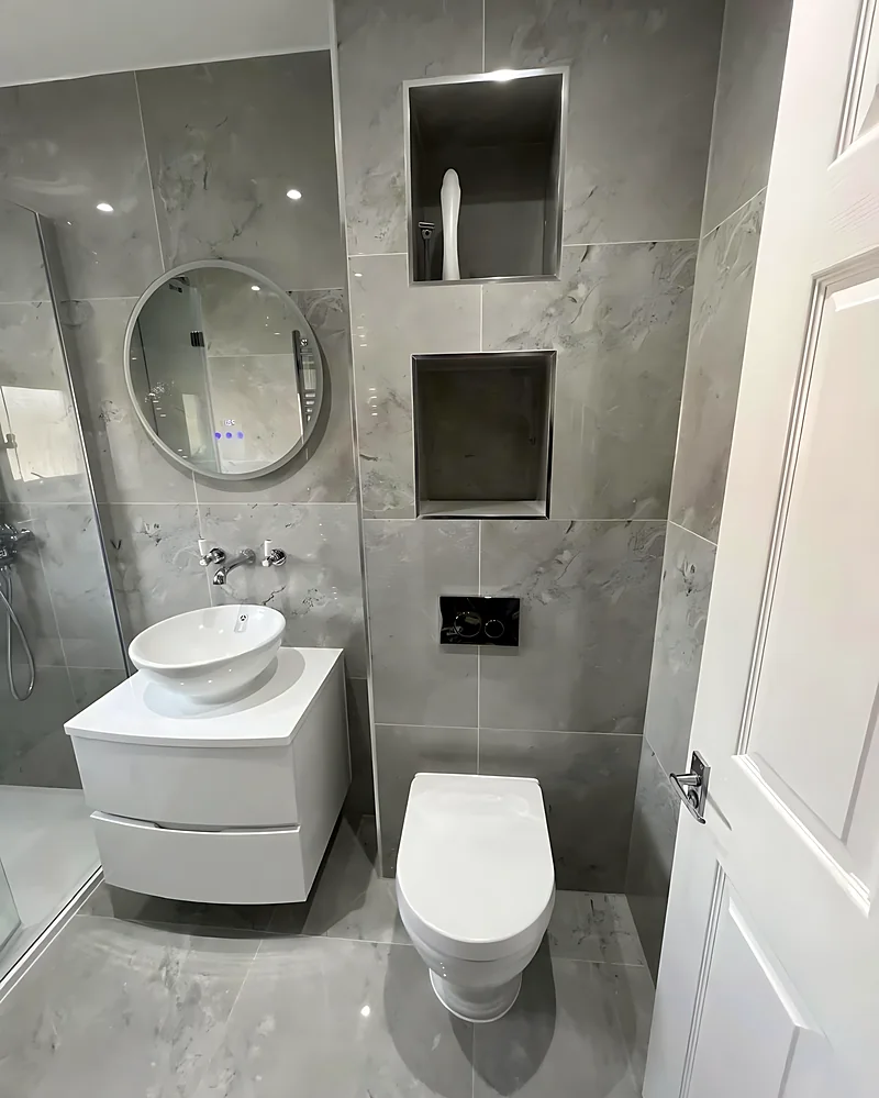 Wall-hung vanity and recessed niches