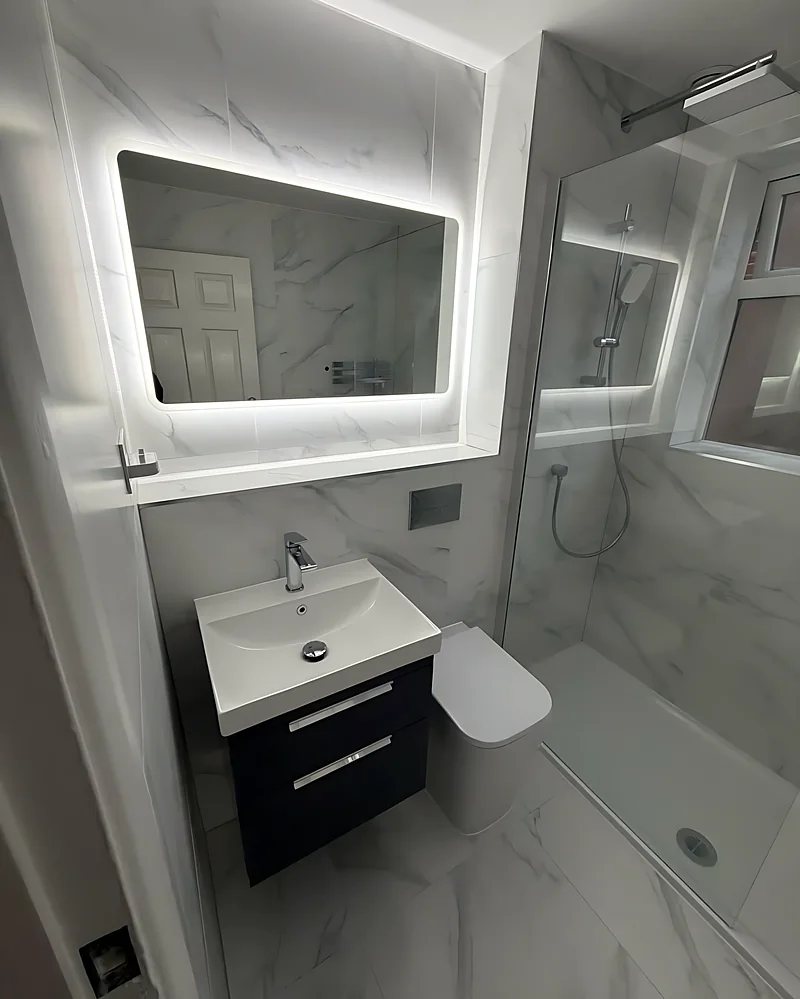 LED mirror and marble-effect wall