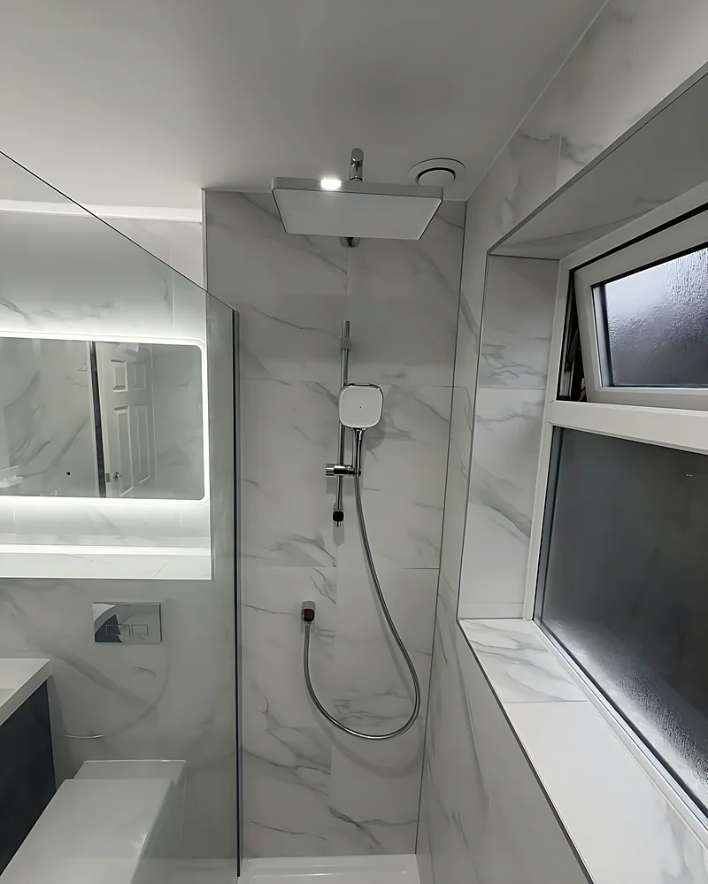 Walk-in shower and glass screen