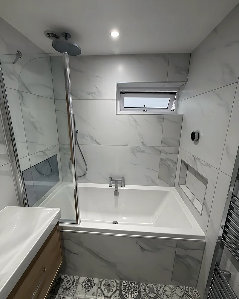 Shower bath and marble-effect walls