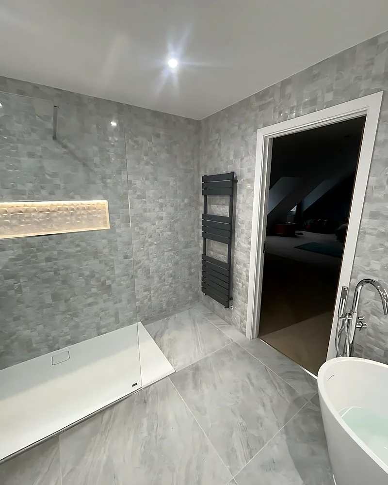 Shower tray and lit niche
