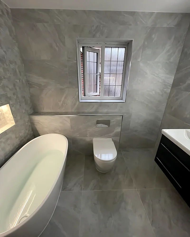Freestanding bath under the window
