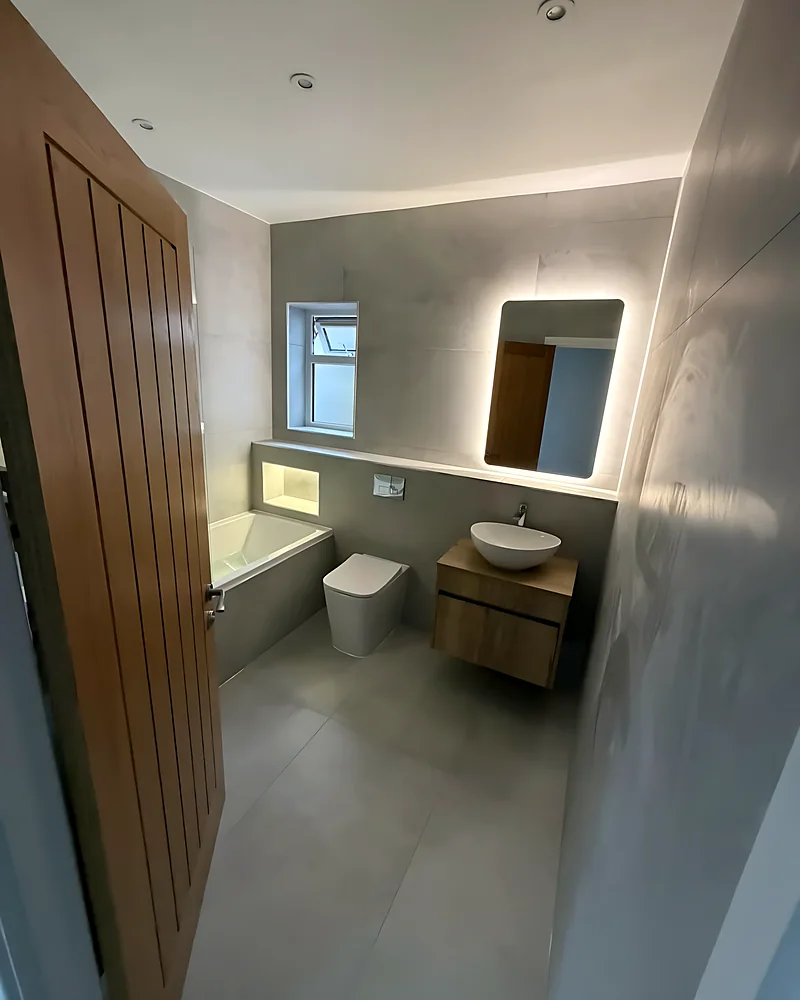 Vanity with a wood-effect front and a lit niche
