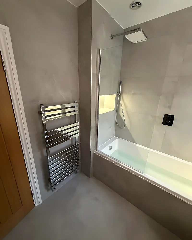 Shower bath with a glass screen