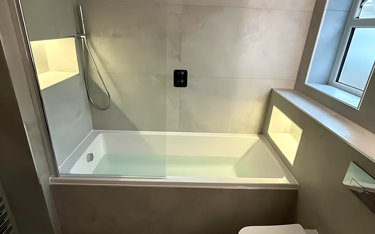 Leigh-on-Sea bathroom with a shower bath under the window and a lit niche