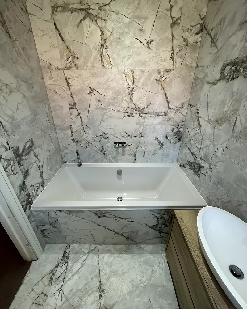 Bath and marble-effect walls