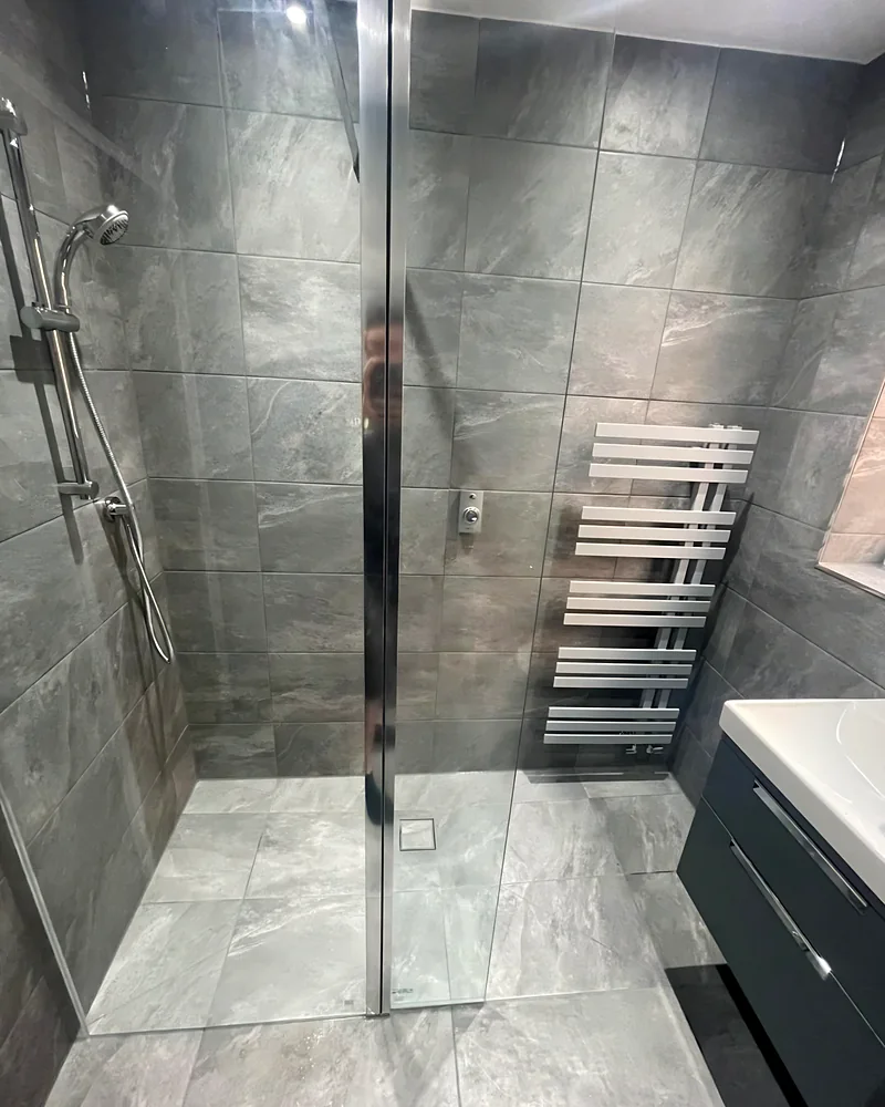Shower and large-format tiles